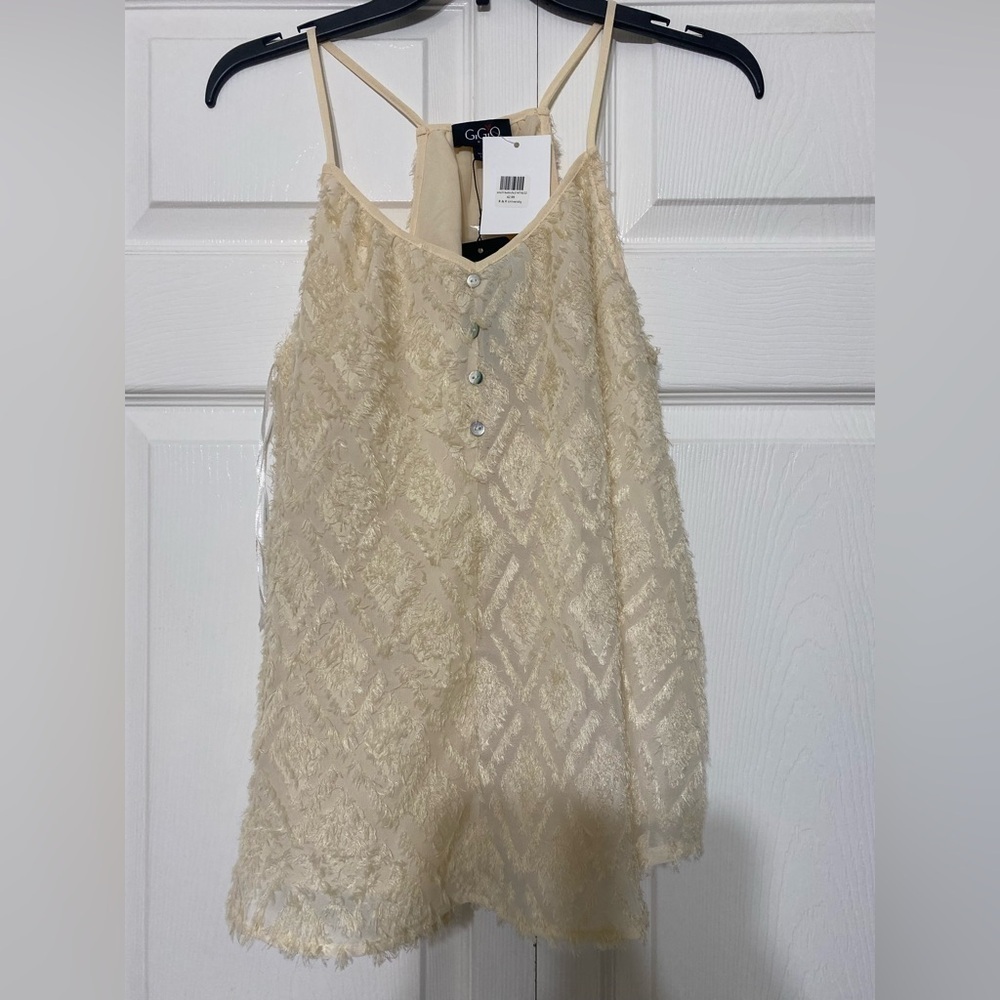 NWT GiGiO  Women's Cream flow hem top size S